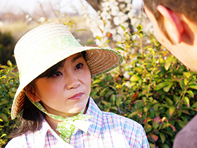 田んぼや畑を耕す田舎妻　大増量３６人　８時間　サンプル画像12